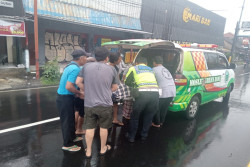 Motor Tabrak Mobil dari Arah Berlawanan di Jalan Wates, Korban Dilarilkan ke Rumah Sakit