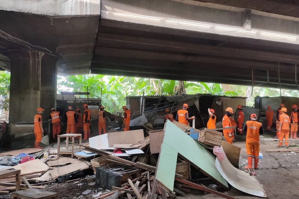 600 Petugas gabungan dan Alat Berat Bersihkan Lapak Kolong Tol Angke