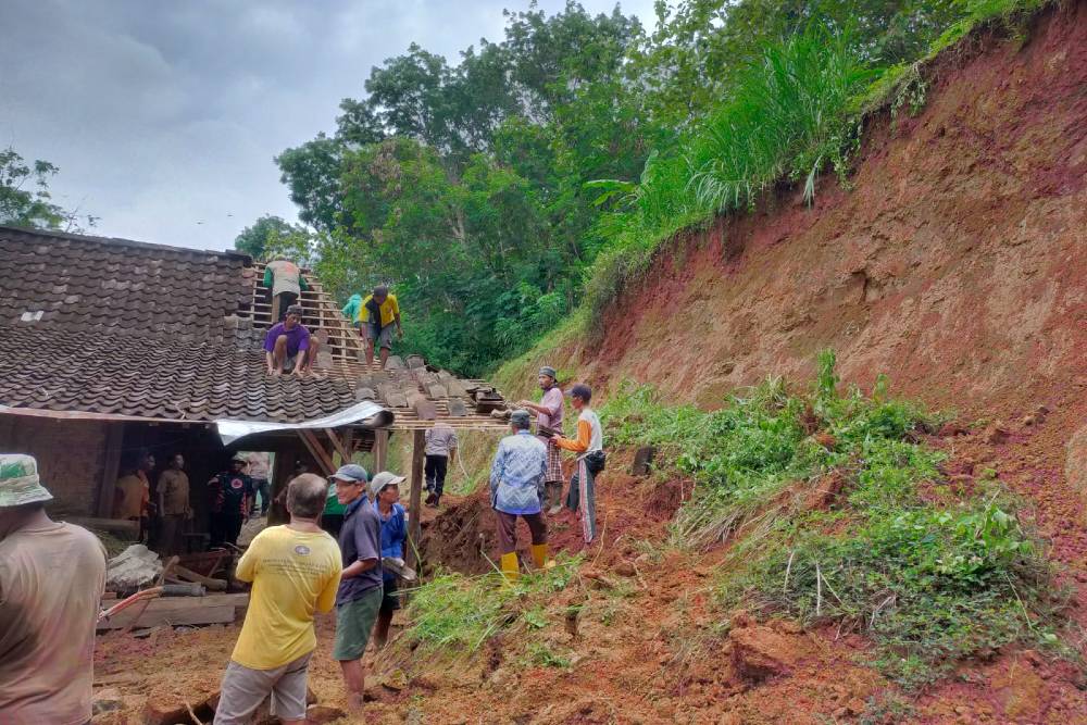 Hujan Deras, Longsor Menimpa 2 Rumah di Kulonprogo