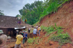 Hujan Deras, Longsor Menimpa 2 Rumah di Kulonprogo