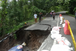 Longsor dan Amblas, Jalan Sentolo-Nanggulan Ditutup Total sampai Akhir Tahun