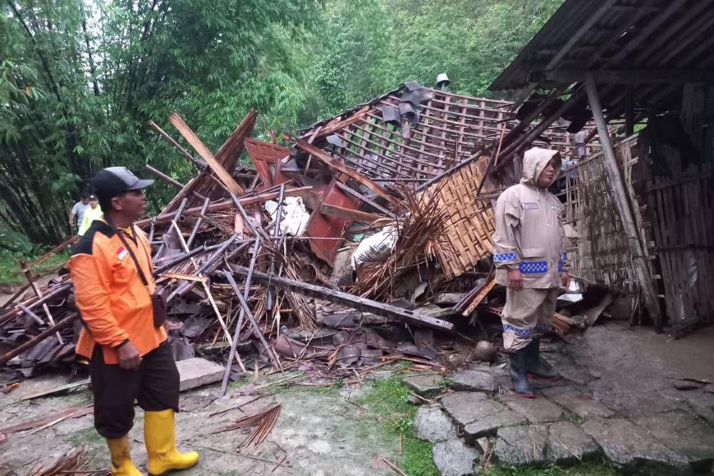 Tebing Setinggi 20 Meter Longsor Menimpa Rumah Warga di Temanggung, Satu Korban Meninggal