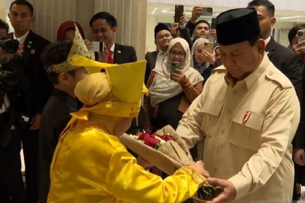 Siswa SD Warga Indonesia di Kairo Mesir Sambut Kedatangan Presiden Prabowo