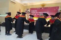 Tingkatkan Kesehatan Lansia, Sekolah Terpadu Lansia Wisuda 189 Orang