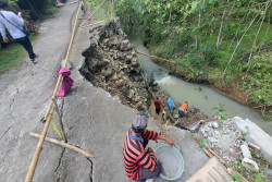 Jalan Tepi Tebing di Semin Gunungkidul Ambrol, 2 Rumah Terancam