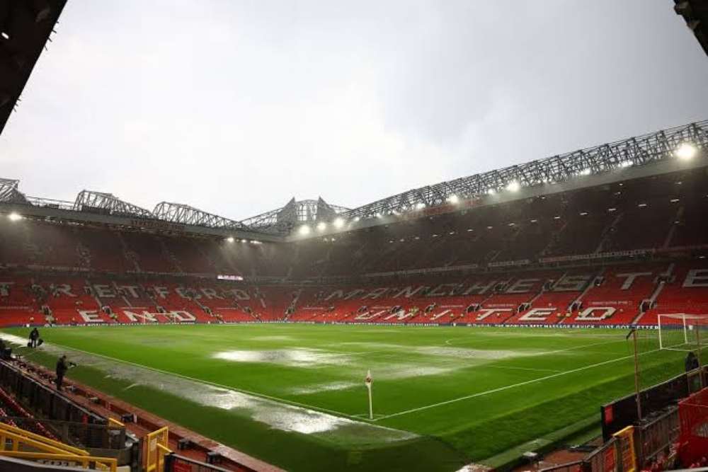 Viral, Stadion Old Trafford Bocor dan Diserbu Hama Tikus