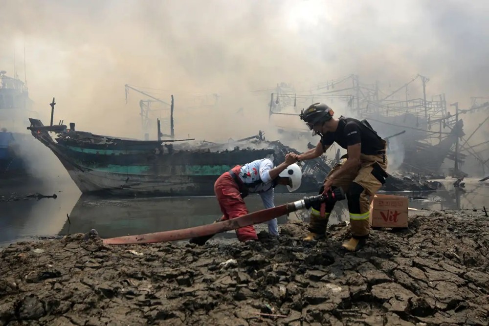 24 Kapal Ludes Terbakar di Pelabuhan Timur Kota Tegal, Kerugian Puluhan Miliar