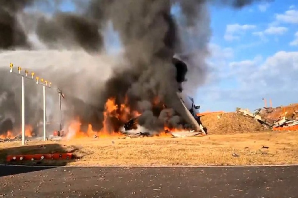 Video Detik-detik Pesawat Boeing 737-800 Jeju Air Jatuh di Korea Selatan, Tabrak Pagar Landasan Pacu Kemudian Terbakar