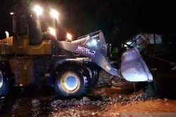 Material Pasir Luapan Banjir Tutup Jalur Pantura Situbondo