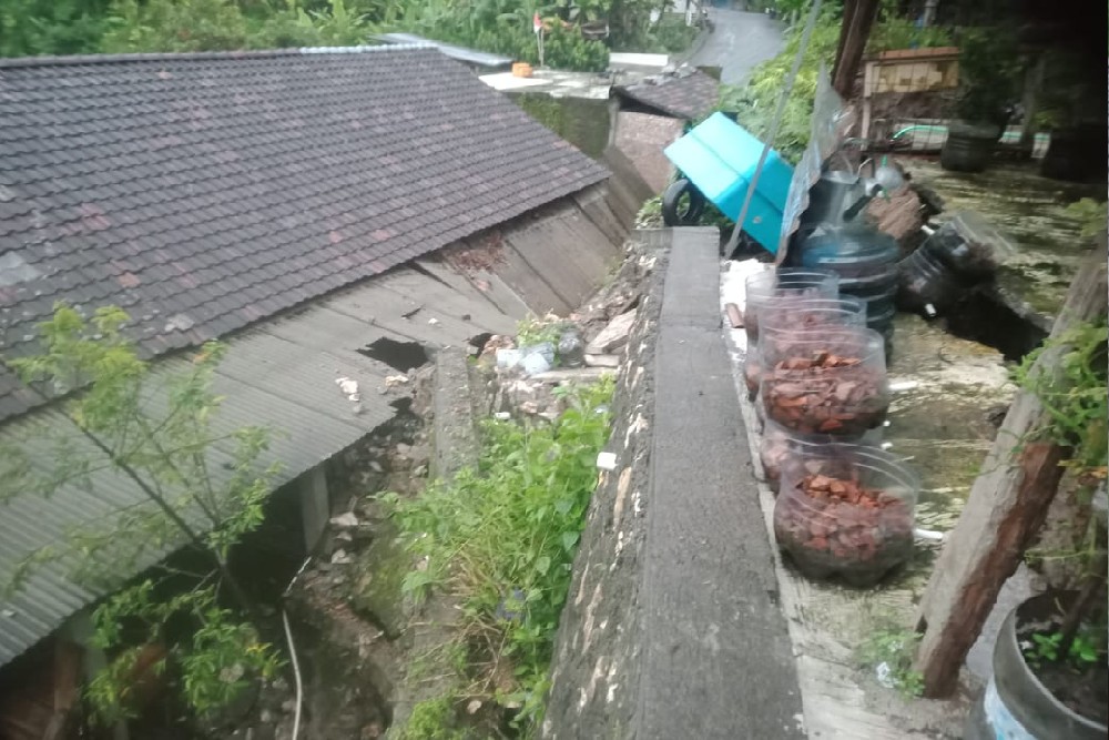 Hujan Deras Bikin Tanah Longsor di Sejumlah Titik di Muntuk Dlingo