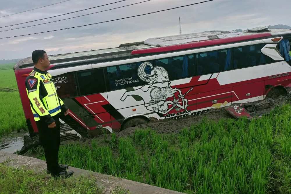 Bus Tabrak Pikap di Ngawi, 1 Orang Meninggal