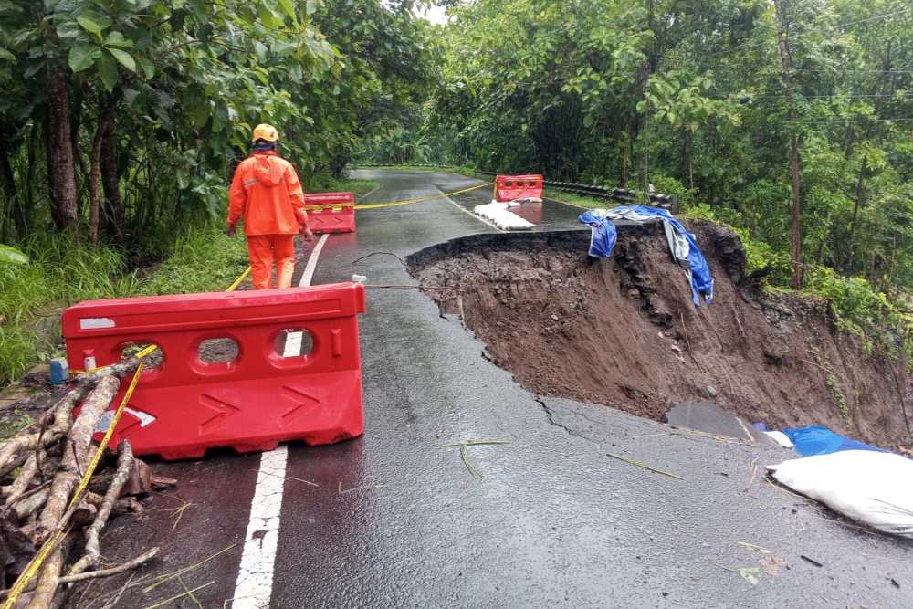 Kondisi Titik Longsor Jl. Sentolo-Nanggulan Kian Parah, Nyaris Seluruh Badan Jalan Kini Amblas