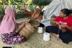 Cerita Riris dan Windu Menganyam Aneka Kerajinan Berbasis Kearifan Lokal di Bantul