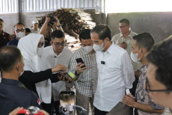 Jokowi Antusias Menyaksikan Proses Pengolahan Sampah Plastik Menjadi Petasol di Bank Sampah Banjarnegara