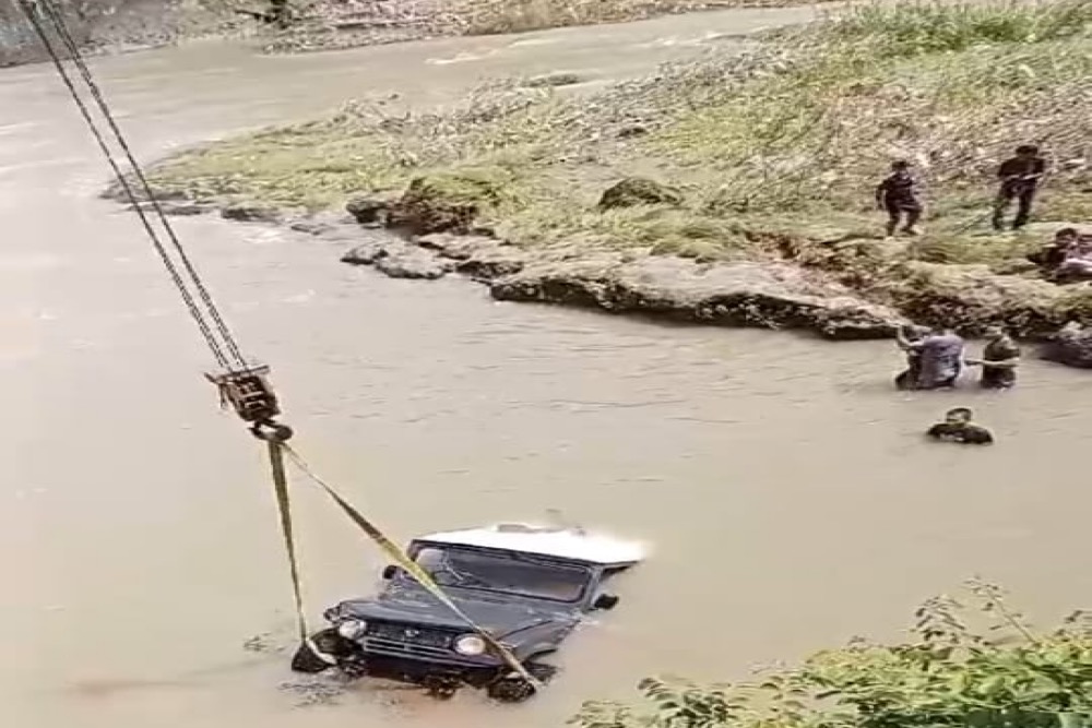 Mobil yang Tercebur Sungai Akibat Pemiliknya Kebelet BAB Dievakuasi dengan Crane