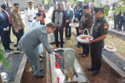 PM Shigeru Ishiba Tabur Bunga di Makam Khusus Tentara Jepang TMP Kalibata