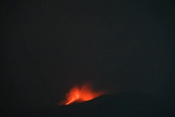 Meletus Lagi, Gunung Ibu Luncurkan Lava Pijar Setinggi 300 Meter