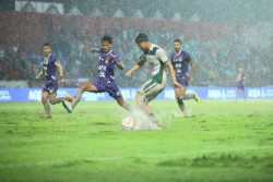 Kecewa Kondisi karena Hujan Deras, Pelatih PSS: Stadion Begini Harusnya Jangan Dipakai