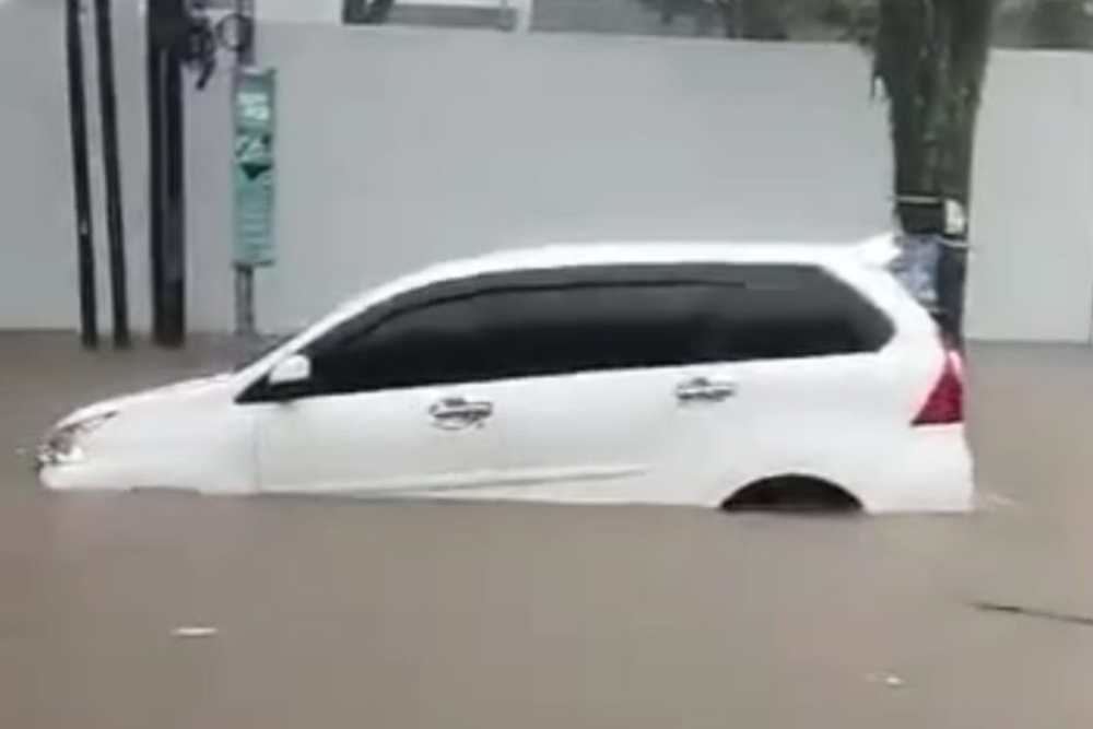 Hujan Deras Beberapa Jam, Ratusan Rumah di Jember Kebanjiran, Mobil Terseret Air