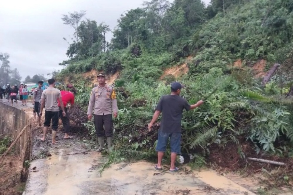 Banjir dan Longsor Melanda Wilayah Perbatasan, Jalan Nasional Indonesia-Malaysia Tertimbun Material