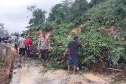 Banjir dan Longsor Melanda Wilayah Perbatasan, Jalan Nasional Indonesia-Malaysia Tertimbun Material