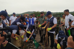 Menpar Luncurkan Gerakan Wisata Bersih di Parangtritis Bantul