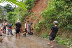 Sejumlah Titik di Kulonprogo Diterjang Longsor, Jalan dan Rumah Tertimpa Material