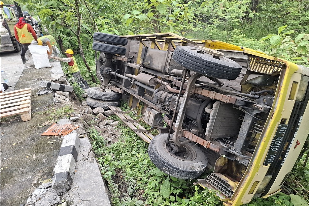 Truk Bermuatan Semen Terguling di Tanjakan Krikilan Semin Gunungkidul