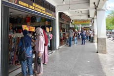 Malioboro Siang Ini: Lalu Lintas Padat, Wisatawan Kagumi Wajah Baru Pedestrian