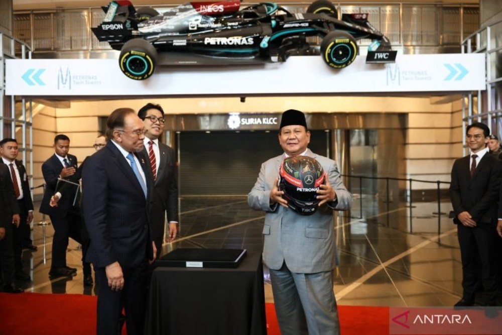 Prabowo Berkelakar Inginkan Mobil Balap F1 di Hadapan Anwar Ibrahim