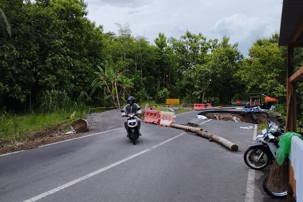 Jalan Sentolo-Nanggulan Putus, Warga Wijimulyo Bangun Jalan Darurat Pakai Uang Pribadi