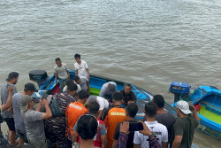 Speed Boat Terbalik Dihantam Ombak, 4 Orang Tewas