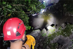 Talut Jalan Setinggi 4 Meter di Tirtomartani Ambrol, Satu Rumah Terancam