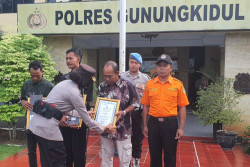 Kapolres Gunungkidul Beri Penghargaan Penyelamat Korban Pantai Drini