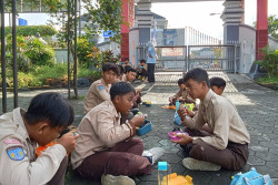 Belum Jadi Sasaran MBG, SDN 4 Wates Biasakan Siswanya Makan Bersama