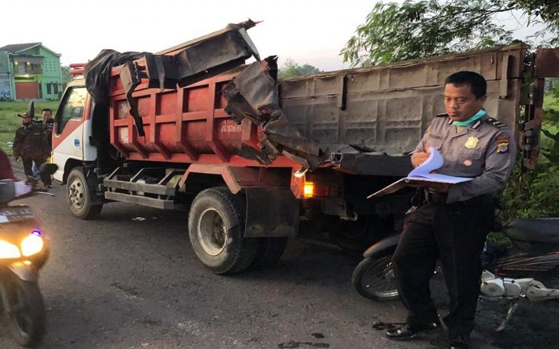 Truk Boks Tergelimpang di Jalan Siliwangi Ring Road Barat Jogja, Dua Orang Terluka