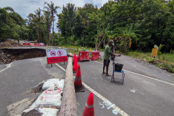 Perbaikan Jalan Sentolo-Nanggulan Dimulai: Alat Berat Tiba, Aliran Air Dibangun