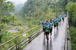 Pelari Menikmati Serunya Rute Ikonik Lereng Merapi