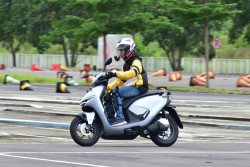 Tetap Update dan Terkoneksi saat di Jalan dengan RoadSync Duo pada Honda CUV e: