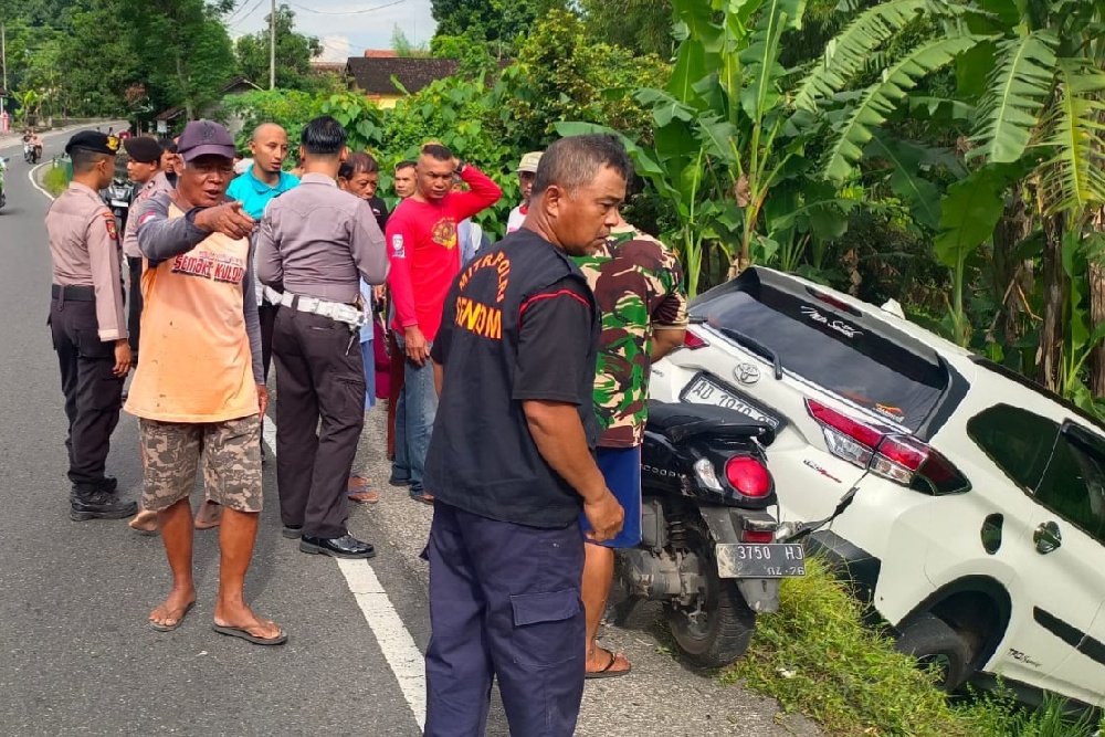 Oleng, Mobil Tabrak Tiga Motor di Kalasan