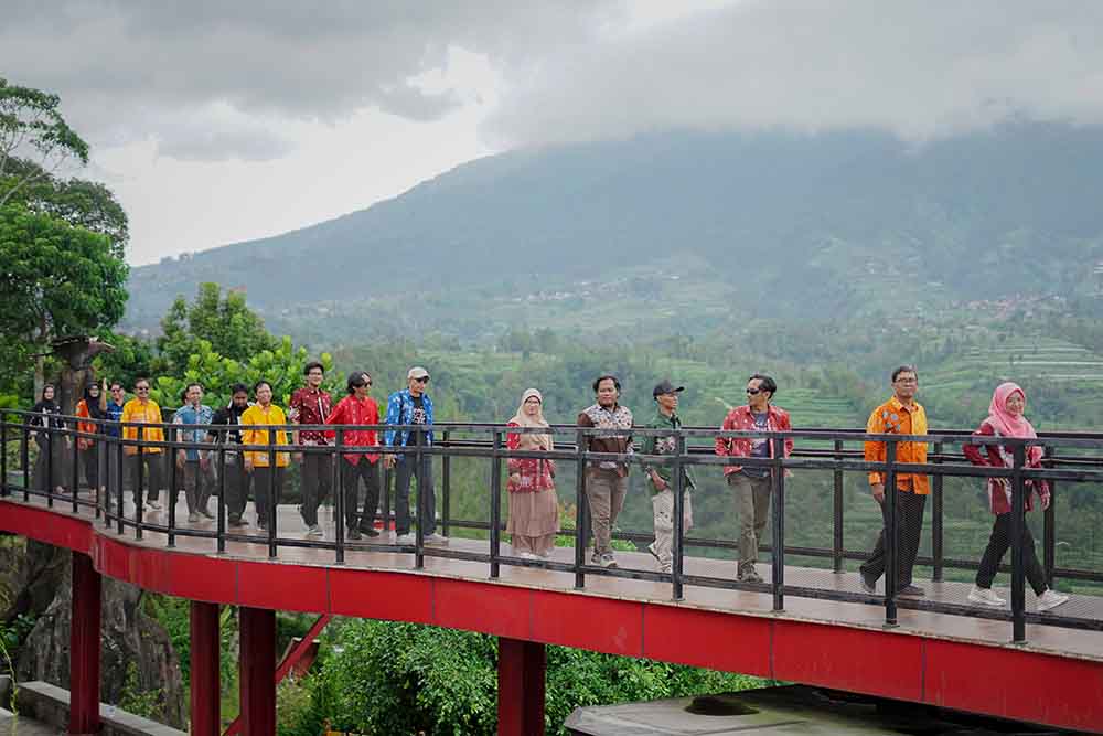 Peringati HPN, Wartawan Peragakan Busana Batik Motif Kabupaten Magelang di Ketep Pass