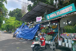 Sampah Menumpuk Lagi di Depo Kotabaru, Penjual Bunga Sambat Omzet Anjlok