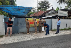 Tempat Karaoke Izinnya Tak Lengkap Disegel Satpol PP Kulonprogo