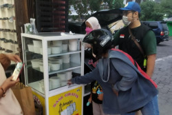 Menebar Kebaikan dari Sebungkus Nasi, Ini Sosok Pencetus Nasi Gratis Jogja