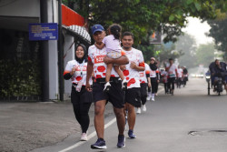 Ratusan Pelari Jelajahi Babarsari, Peserta Ikut Berlari Sambil Menggendong Anak