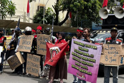 Driver Ojol Demo Tuntut THR Depan Kantor Kemnaker