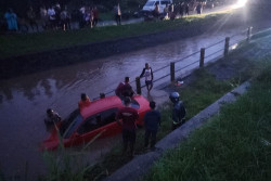 Ngebut di Jalan Sempit, Mobil Sedan Terjun ke Saluran Irigasi Kulonprogo