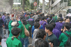 Demo Indonesia Gelap, BEM SI Terus Berupaya Terobos Blokade Masuki Istana Negara