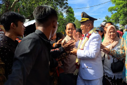 Hari Pertama Kerja, Bupati Sleman dan Wakil Bupati Jalan Kaki Menuju Pendopo Parasamya