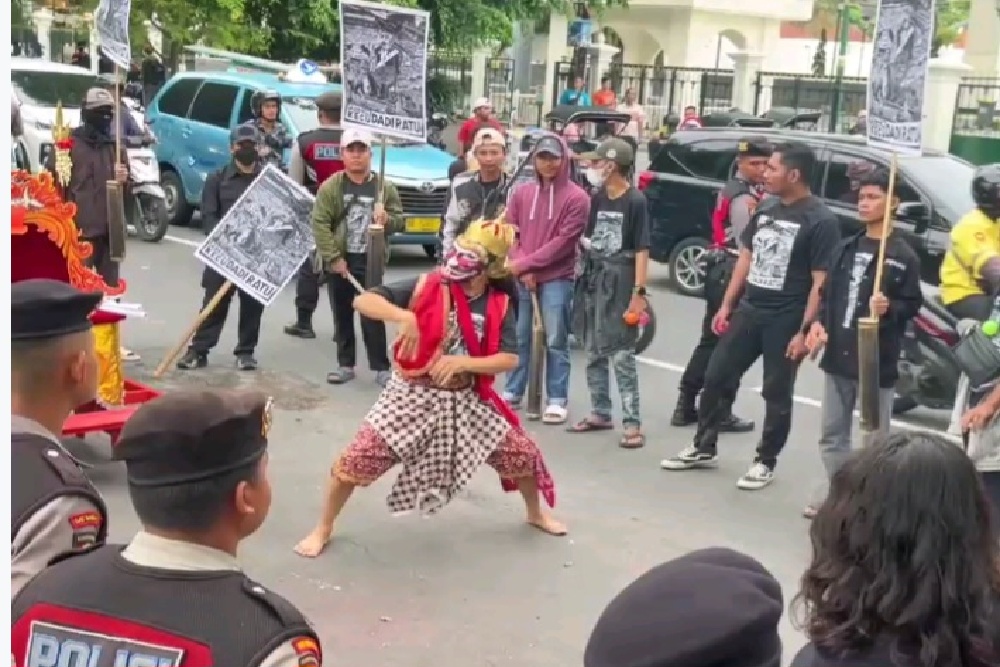 Aksi Budaya Kecu jadi Ratu Mewarnai Unjuk Rasa di Jogja